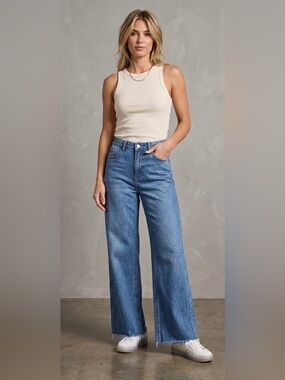 Tinseltown EUC Wide Leg Blue
Denim jeans 100% cotton no stretch
Sz 5 inseam 30”